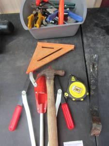 lot 96 image: Tool lot, plyers, wire cutters, level, measuring tape and more
