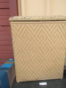 lot 134 image: Wicker clothes hamper used but still has life