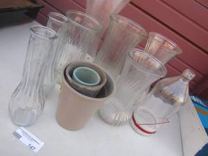 lot 147 image: Large lot of clearglass vases