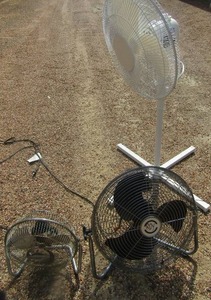 lot 176 image: 2 small metal table top fans, 1 isolating white fan with adjustable height