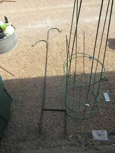lot 181 image: Shepperds outdoor plant hook, 3 tomatoed vine stands
