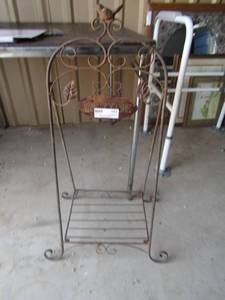 lot 182 image: Little outdoor welcome stand for porch dcor, 3114, metal