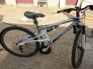 lot 210 image: 2900 womenmen Genesis shimino racing bicycle, needs air in tires