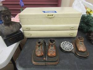 lot 230 image: 2 drawer jewlerty box, brass shoe books ends, brass statue, shoe ashtrey dcor