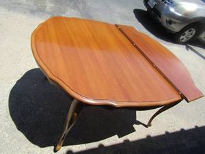 lot 154 image: Vintage 1930 dining table 28x58x42., plus  10 leaf included  with 4 chairs