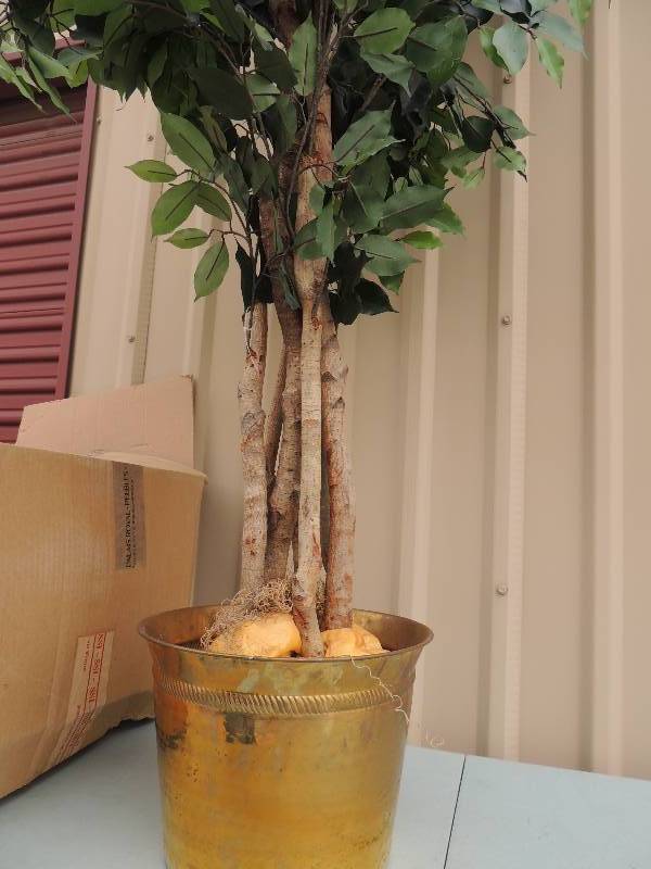 lot 128 image: DECORE