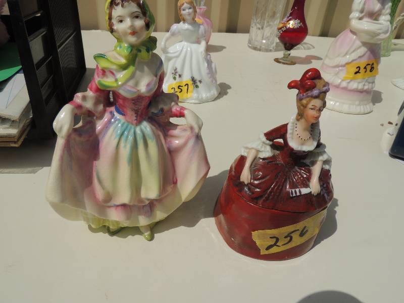 lot 256 image: Dolls