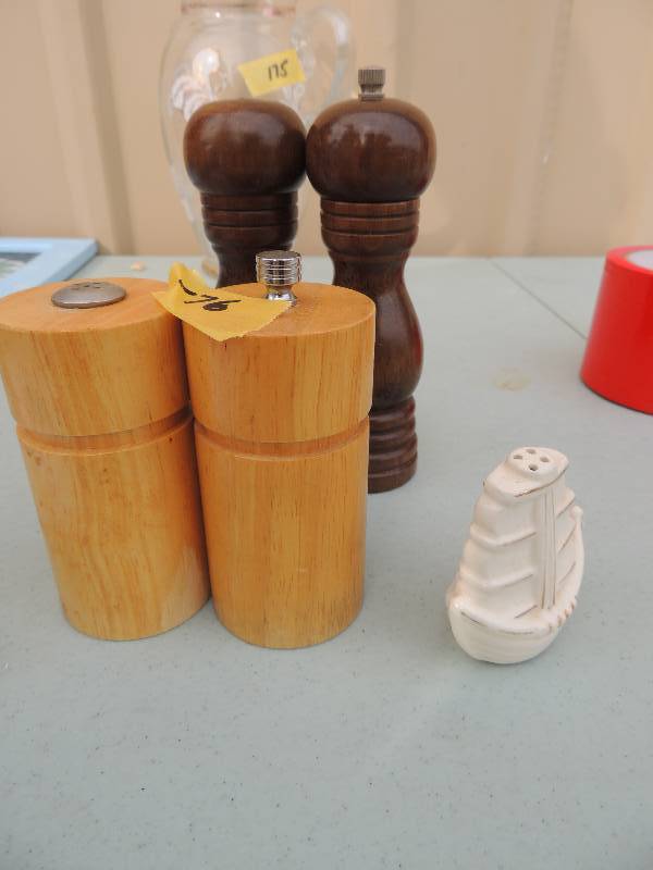 lot 176 image: HOUSEWARE