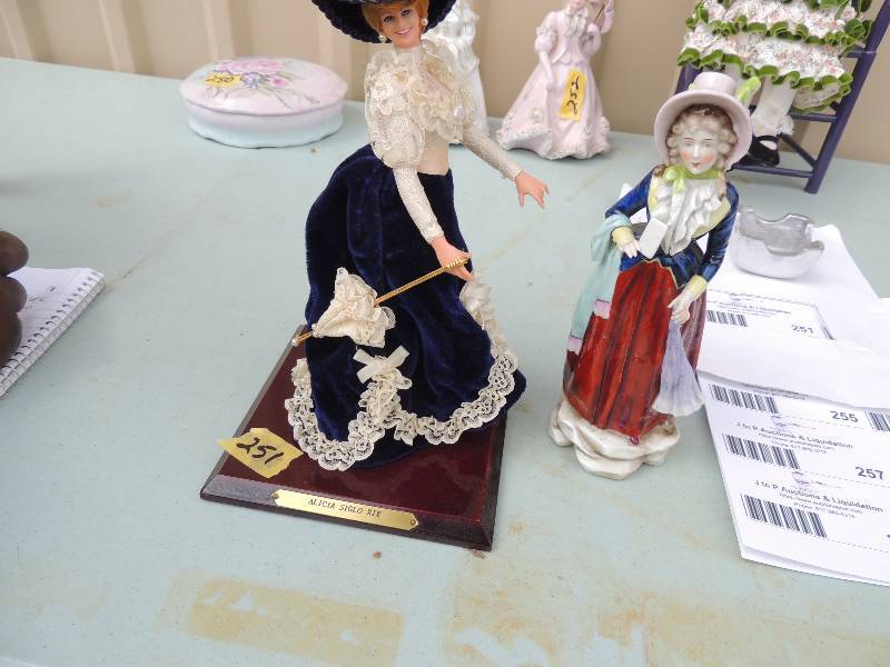 lot 251 image: COLLECTABLE