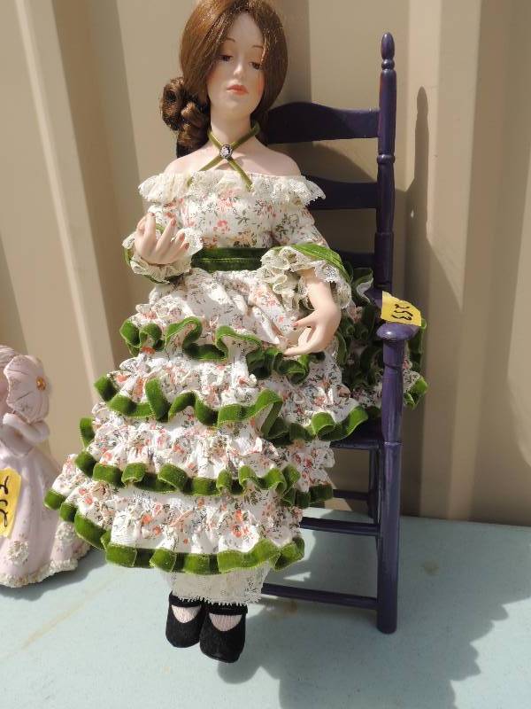 lot 253 image: Dolls