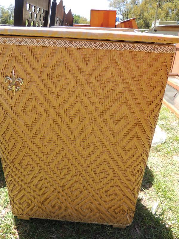 lot 8 image: FURNITURE