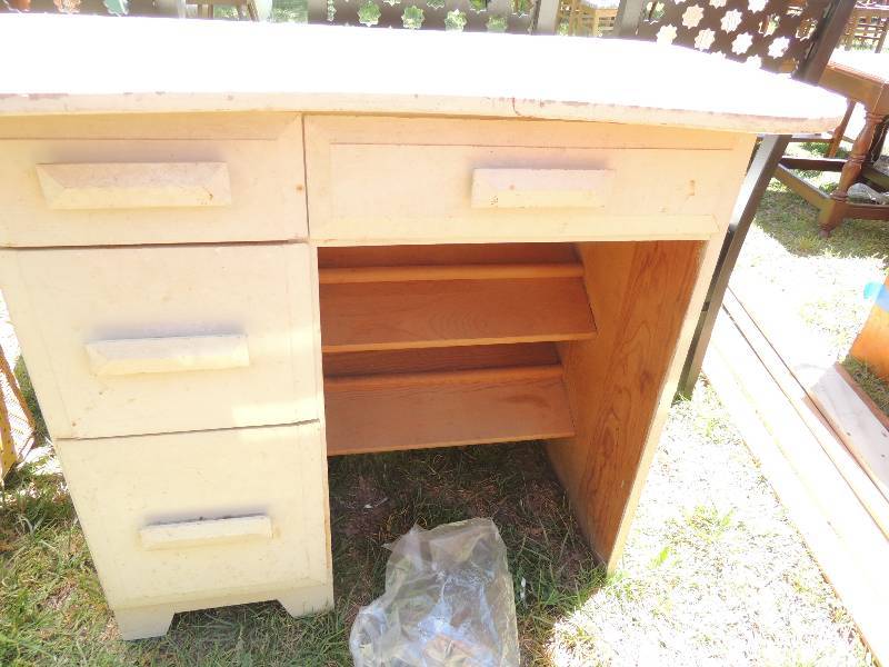 lot 9 image: MID MODERN FURNITURE