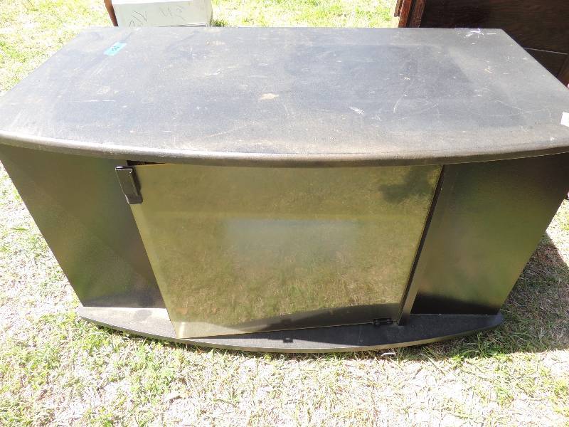 lot 17 image: FURNITURE