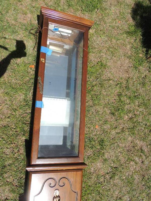 lot 18 image: FURNITURE