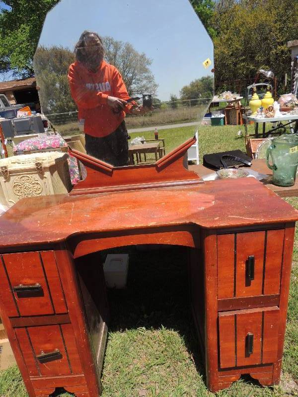 lot 19 image: FURNITURE