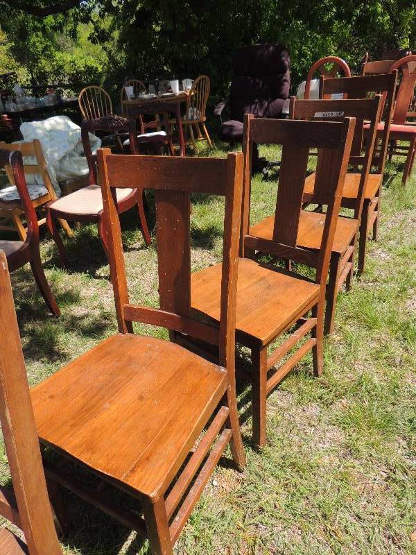 lot 32 image: FURNITURE