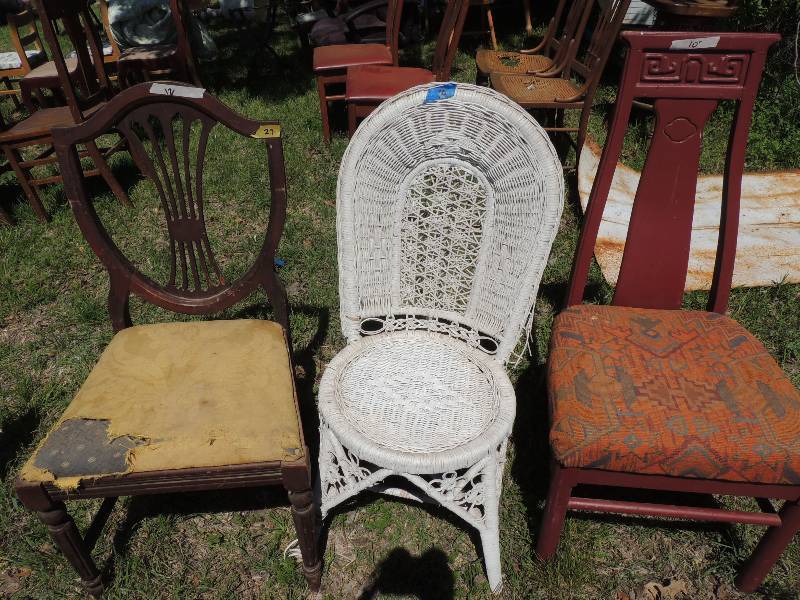 lot 27 image: FURNITURE