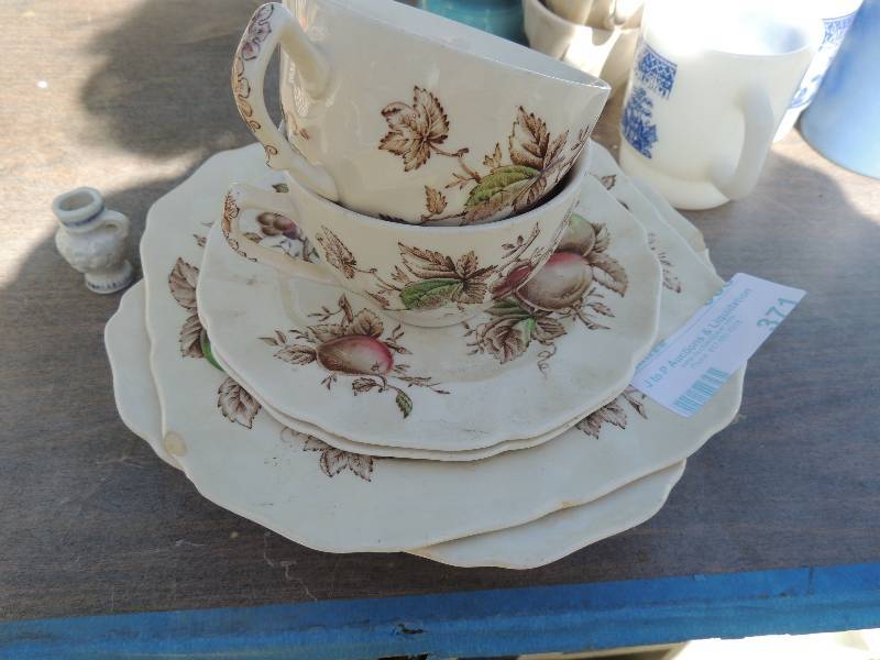 lot 371 image: DECORE