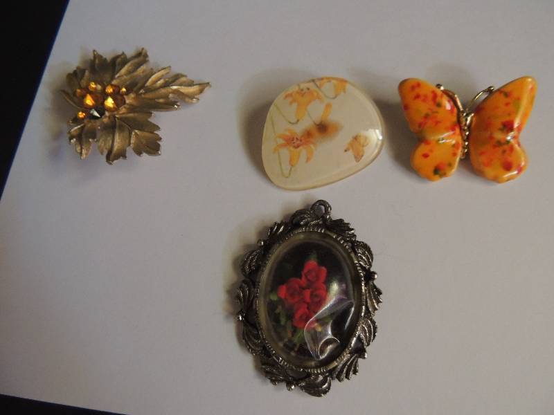 lot 324 image: JEWELRY