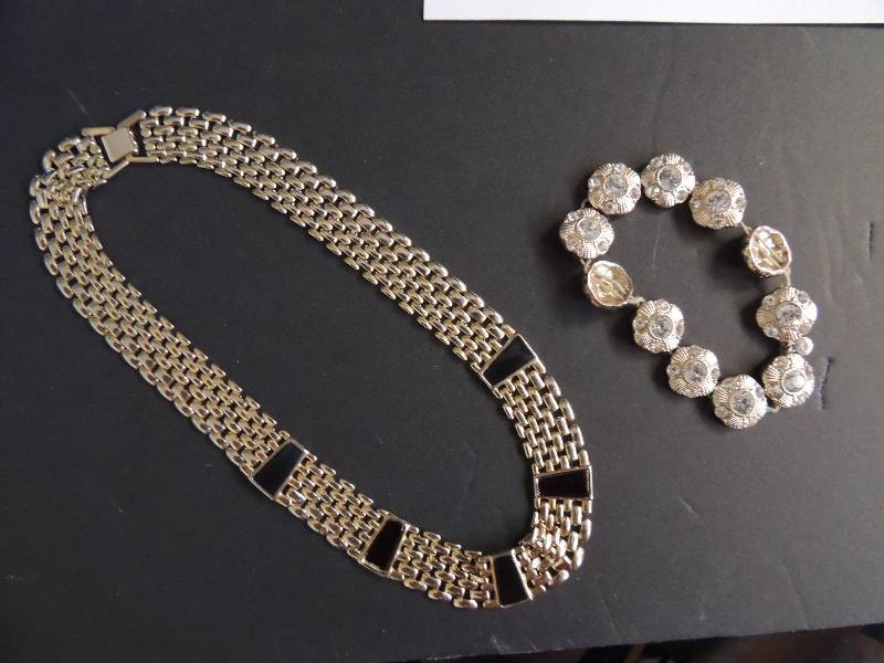 lot 326 image: JEWELRY