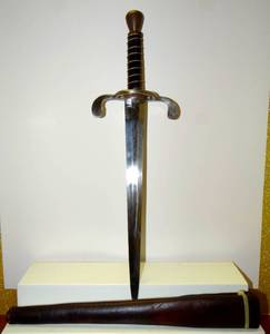 lot 4 image: AUTHENTIC MEDIEVAL STYLE SHORT SWORDDAGGER WITH 12  BLADE AND LEATHER SCABBARD
