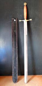 lot 51 image: SCOTTISH BROAD SWORD WITH HAND EMBELLISHED LEATHER SCABBARD, BRASS GUARD & POMMEL - PAKISTAN STEEL