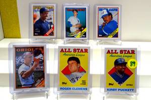 lot 89 image: ASSORTMENT OF 1988 TOPPS BASEBALL CARDS - BIG NAMES