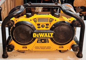 lot 3 image: DeWalt Worksite Radio Charger DC011
