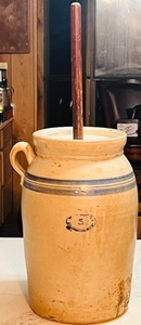 lot 5 image: Antique Suggs Pottery 5 Gallon Pottery Butter Churn