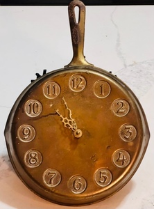 lot 19 image: Unique Vintage Copper Skillet Clock