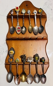 lot 25 image: Twelve Vintage Souvenir Spoons WWall Hanging Display Rack