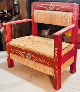 lot 30 image: Vintage Wooden Childrens CouchSeat