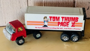 lot 59 image: Vintage 70s Nylint Pressed Steel Semi Cab Pulling Tom Thumb Page Trailer