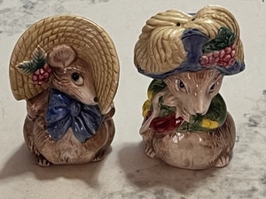 lot 75 image: Vintage 1991 Fitz and Floyd MouseMice With Fancy Hats Salt &amp Pepper Shakers