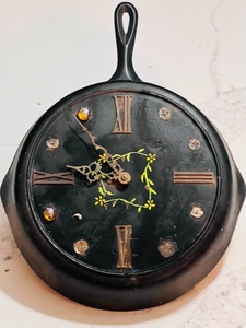 lot 91 image: Vintage Cast Iron Skillet Clock