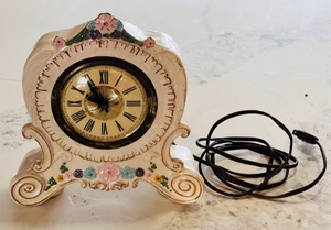 lot 96 image: Vintage Lanshire Porcelain MantleTable Electric Clock