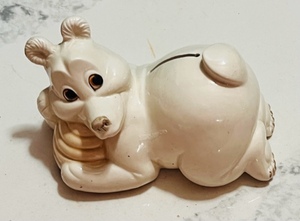 lot 95 image: Vintage Quon-Quon Ceramic Bank - Bear Hugging a Bee Hive