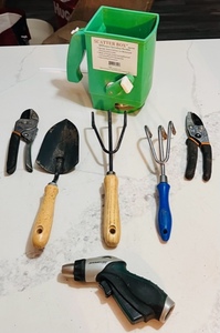 lot 104 image: Seven Lawn &amp Garden Tools