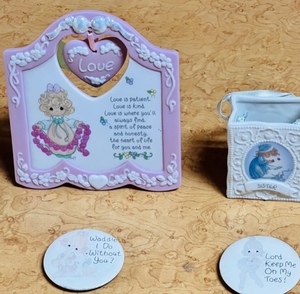lot 114 image: 1996 Precious Moments Love Hanging Heart Plaque &amp 1998 Sister Figurine WTwo Precious Moments Buttons