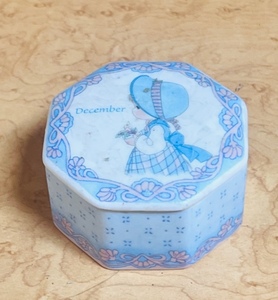 lot 120 image: 1999 Precious Moments December Birth Month Trinket Box