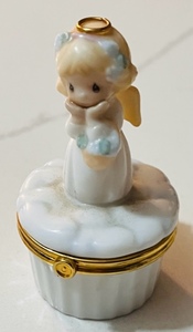 lot 119 image: 2000 Precious Moments Angel Trinket Box