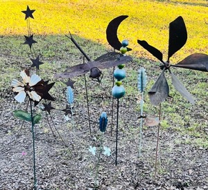 lot 123 image: Nine Piece Set Of Metal Yard Art - Including Giant Dragonfly. Windmills From Leaves And Flowers, Stars, Moon, &amp Much More
