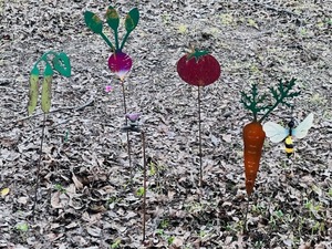 lot 124 image: 6 Piece Metal Yard Art Garden - Including Vegetables, Bee With Spinning Wings,&amp Adorable Bird Sitting on Leaking Faucet&nbsp