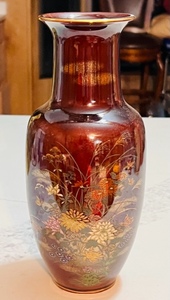lot 134 image: Beautiful Vintage Japanese Red Floral Print 12 Vase