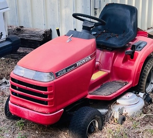 lot 172 image: Honda 4518 Hydrostatic 42 Cut Riding Lawn Mower