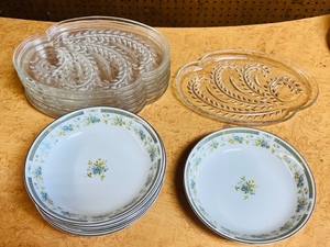 lot 186 image: Six 7-12 Sango Four Crown China Barclays #519 Laurel Floral Coupe Soup Bowls &amp Eight Vintage Federal GlassWheat Design LuncheonSnack Plate Hospitality Set