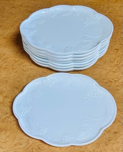 lot 187 image: Eight Indiana Milk Glass White Harvest Grape SnackLuncheon Plates