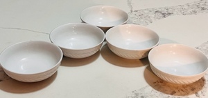 lot 205 image: Five Vintage Gibson Everyday China Scalloped White CerealFruit Bowels