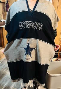 lot 231 image: Dallas Cowboys Womens Poncho