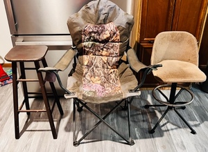 lot 250 image: Lot of 3 Assorted ChairsStools